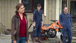 Verdächtig: die Schrotthändlerin Carla Hayes (Tracy Wiles) mit ihren Söhnen Prentice (Owen Whitelaw, re.) und Jamie (Lorn Macdonald).