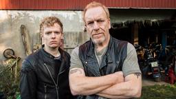 Verdächtig: Rockerchef Gustav Ericsson (Clive Wood) und Sohn Pontus (Hugh Mitchell).