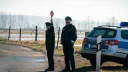 Verkehrskontrolle: Jana Julia Roth und Rainer Sellien.