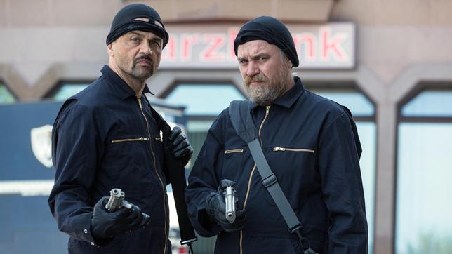 Bild: ARD Degeto/Kai Schulz Verkehrte Welt in St. Andreasberg: Dorfsheriff Frank Koops (Aljoscha Stadelmann, re.) und der Gangster Hagen (Michael Rotschopf) planen die Harzbank auszuräumen.