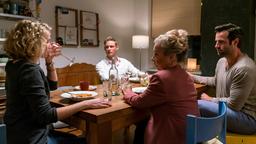 Vermittlerin in der Patchwork-Familie: Eva Schatz (ChrisTine Urspruch, 2. v. re.) mit Christina (Cornelia Gröschel, li.), Erik (Christian David Gebert, 2. v. li.) und Markus (Stefan König, re.).