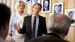 Veronika (Saskia Vester) freut es, dass ihr Sohn Stefan (Tim Morten Uhlenbrock) sich bei der Belegschaft für sein Verhalten entschuldigt.