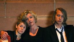 Veronika (Saskia Vester, Mitte), ihre Tochter Merle (Miriam Morgenstern) und ihr Sohn Stefan (Tim Morten Uhlenbrock) trauern um ihren Ehemann und Vater.
