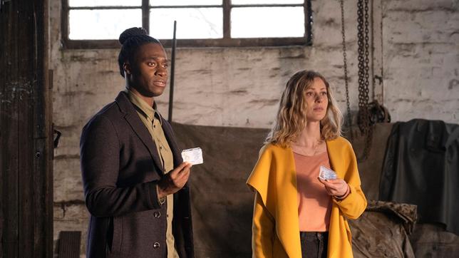 Bild: NDR/ARD Degeto/Christine Schroeder Versuchen, Licht ins Dunkel zu bringen: Antoine Haller (Eugene Boateng) und Svenja Rassmussen (Katharina Schlothauer)