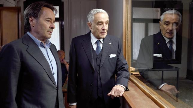 Bild: ARD Degeto/Nicolas Maas Vice-Questore Patta (Michael Degen) und Commissario Brunetti (Uwe Kockisch, li.).