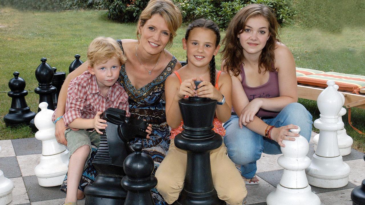 Victoria (Ann-Cathrin Sudhoff) und ihre drei Kinder Clarissa (Lea Kurka, re.), Paula (Kimberly Colditz, 2.v.re.) und Benedikt (Paul Maximilian Schüller).