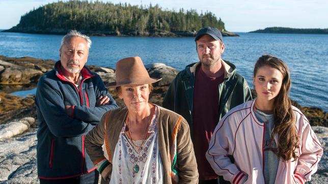 Bild: ARD Degeto/Chris Reardon Vier auf einer Insel in Kanada: der Aussteiger Harry Stockowski (Wolfgang Stumph) mit der raubeinigen Susan Bennett (Katrin Sass), ihrem Sohn Jason (Philipp Rafferty) und ihrer Enkelin Jennifer (Cosima Henman).