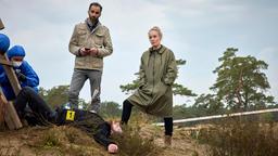 Villads Kruse (Hadi Khanjanpour, Mitte) und Frida Olsen (Katharina Heyer) mit der Leiche von Mads Gade (Felix Quinton, unten) ein.