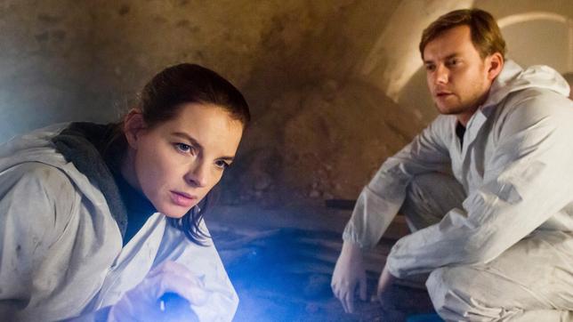 Bild: MDR/MOLINA FILM/Steffen Junghans Viola Delbrück (Yvonne Catterfeld) und Uli "Jakob" Böhme (Jan Dose) untersuchen den Tatort.