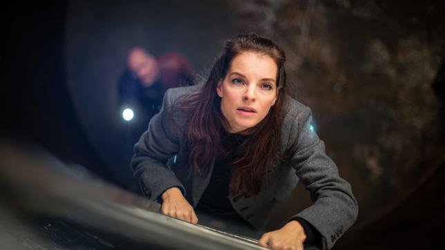 Bild: MDR/Molina Film/Felix Matthies Viola (Yvonne Catterfeld) sucht nach einem Ausweg aus dem alten Kessel in der ehemaligen Hefe-Fabrik.