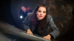 Viola (Yvonne Catterfeld) sucht nach einem Ausweg aus dem alten Kessel in der ehemaligen Hefe-Fabrik.