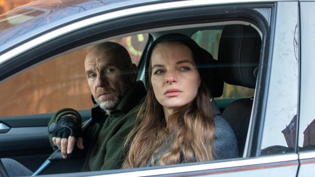 Bild: MDR/Molina Film/Maor Waisburd Viola (Yvonne Catterfeld) und Butsch (Götz Schubert) beobachten Oskar Liebig.