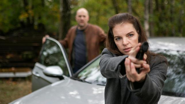 Bild: MDR/Molina Film/Felix Matthies Viola (Yvonne Catterfeld) und Butsch (Götz Schubert) schnappen den Täter.