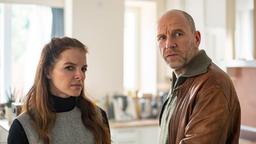 Viola (Yvonne Catterfeld) und Butsch (Götz Schubert) sind ratlos, was sie mit dem seltsamen Jungen machen sollen.