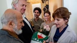 Viola (Amelie Kiefer) und Faraz (Reza Brojerdi) beim Kennenlernen der Eltern Masud (Ramin Yazdani, li.), Holger (Dominic Raacke) und Beatrice (Victoria Trauttmansdorff, re.).