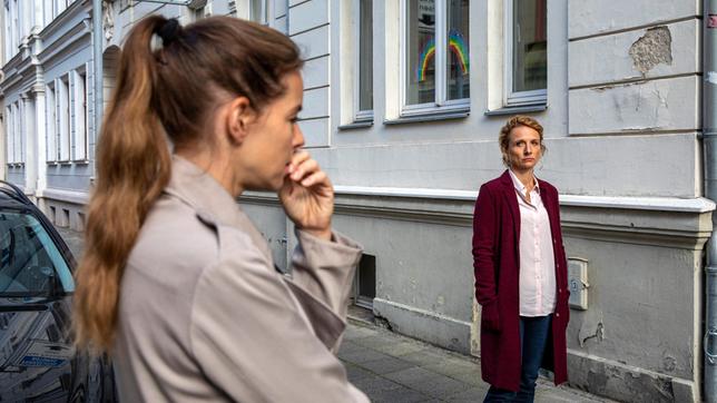 Viola (Yvonne Catterfeld) und Staatsanwältin Anne Konzak (Christina Große) warten vor Butschs Wohnung.
