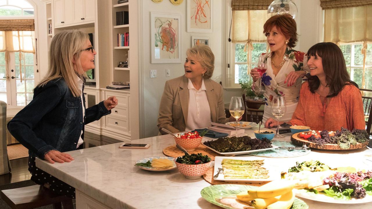 Vivian (Jane Fonda), Diane (Diane Keaton, li.), Carol (Mary Steenburgen) und Sharon (Candice Bergen, 2, v. li.) verbindet eine langjährige Freundschaft und ihre Leidenschaft zu Büchern. Seit mehr als 30 Jahren treffen sich die vier regelmäßig, um über ein aktuelles Werk zu sprechen. Bei ein paar Gläsern Wein geht es in der launigen Runde auch um die großen und kleinen Dinge des Lebens. Eine Sache kommt bei den Freundinnen allerdings kaum mehr vor: ihr eigenes Liebesleben. Das ändert sich schlagartig, als Vivian „Fifty Shades of Grey“ mitbringt.