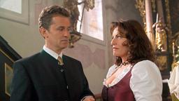 Völlig unerwartet gibt Laurenz (Timothy Peach) seine Verlobung mit Johanna (Christine Neubauer) bekannt.