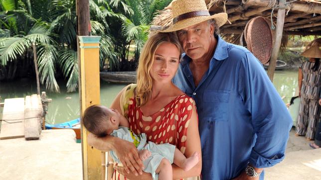 Bild: ARD Degeto/Lisa Film/O. Roth Völlig unerwartet müssen sich Markus Winter (Christian Kohlund) und Nora (Nadeshda Brennicke) um ein ausgesetztes Baby (Mai Vinh Thanh) kümmern.