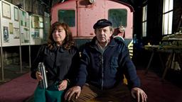 ENDSTATION GLÜCK: Voll Stolz hat Arthur (André Jung) Helene (Gundi Ellert) seine alte Dampflok vorgeführt.