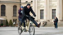 Von der Liebe beflügelt: Marc (Johannes Zirner) und Jil (Natalia Avelon).