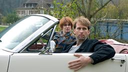 ENDSTATION GLÜCK: Von ganz neuer Abenteuerlust beseelt, hat Luise (Barbara de Koy)  Joe (Tillbert Strahl) für ein paar Tage in die Bahnhofs-WG eingeladen.