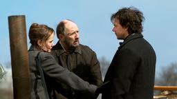 Von Johan Bonger (Sten Johan Hedman) erfährt Münster (Thomas Hanzon, rechts) dass Marie-Louise Leverkuhn (Pia Green) ein traumatisches Erlebnis mit ihrem Vater hat.