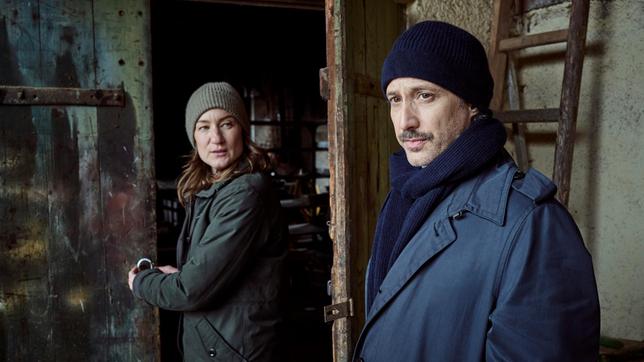 Bild: BR/ARD Degeto/Hager Moss Film/Bernd Schuller Von links: Frederike Bader (Marie Leuenberger) und Ferdinand Zankl (Michael Ostrowski) verschaffen sich Zutritt zur Emaillierwerkstatt.