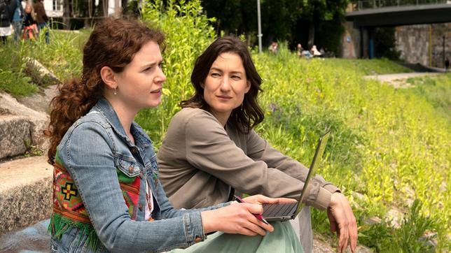 Bild: BR/ARD Degeto/Hager Moss Film/Bernd Schuller Von links: Mia Bader (Nadja Sabersky) und Frederike Bader (Marie Leuenberger).