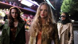 Von links nach rechts: Die Teenagerinnen Shelly (Chanel Farrell), Alyssa (Cody Horn) und Sara Ginzburg (Esti Ginzburg) führen ein Luxusleben.