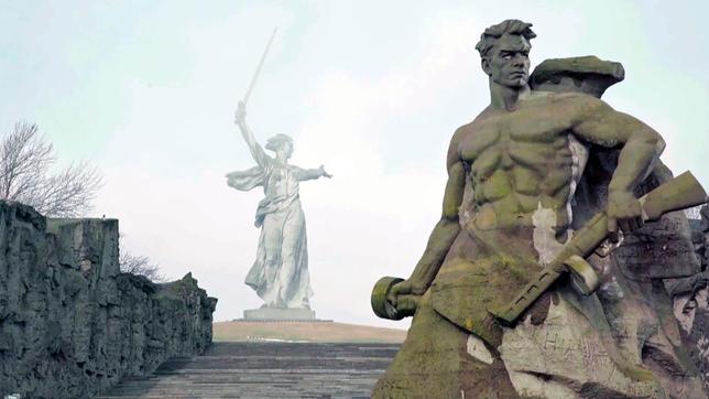 Vor 80 Jahren endete die Schlacht von Stalingrad: 200 Tage – über eine Millionen Tote. Heute herrscht wieder Krieg in Europa. Man sieht Bilder aus Stalingrad und denkt auch an die Gegenwart. Die Stimmen jener, die Stalingrad erlebten, sprechen aus Briefen und Tagebüchern – von Zivilisten und von Soldaten, von Russen und  von Deutschen. In manchen Fällen das Letzte, was von einem Menschen blieb. - Die Mutter-Heimat-Statue in Wolgograd.