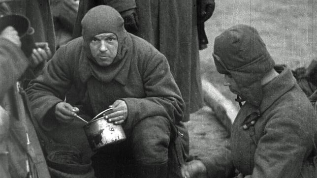Bild: rbb Vor 80 Jahren endete die Schlacht von Stalingrad: 200 Tage – über eine Millionen Tote. Heute herrscht wieder Krieg in Europa. Man sieht Bilder aus Stalingrad und denkt auch an die Gegenwart. Die Stimmen jener, die Stalingrad erlebten, sprechen aus Briefen und Tagebüchern – von Zivilisten und von Soldaten, von Russen und von Deutschen. In manchen Fällen das Letzte, was von einem Menschen blieb. - Rotarmist in einer Kampfpause, 1942.