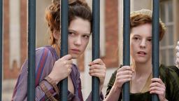 Vorleserin Sidonie (Léa Seydoux, li.) und ihre Freundin Honorine (Julie-Marie Parmentier) werden Zeuginnen der dramatischen Ereignisse am Hofe.