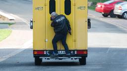 Vorsicht Scharfschütze! Koops (Aljoscha Stadelmann) sucht Schutz auf dem Postauto von Heiner.