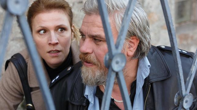 Bild: ARD Degeto/Kai Schulz Vorsicht Scharfschütze! Koops (Aljoscha Stadelmann) und die Personenschützerin Claudia Böhm (Franziska Weisz) nehmen Deckung.