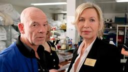 Währen Facility-Manager Henk (Martin Wuttke) seinem Assistentin und Zögling Florian helfen möchte, ist Valeries Chefin Marta (Therese Hämer) nicht gut auf sie zu sprechen.