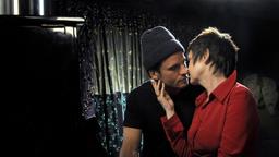 Während eines Foto-Shootings kommt es zwischen Jonathan (Stephan Luca) und Eva (Katrin Sass) zu einem ersten Kuss.