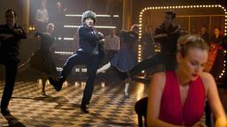 Während Isabel (Diane Kruger, re.) die Lage peilt, schwingt Jean-Yves (Dany Boon, Mitte) das Tanzbein.