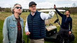 Während sich Tobi (Dirk Borchardt) und Markus (Marcus Mittermeier) auf das Golfspielen konzentrieren, sucht Danyal (Tim Seyfi) ein Netzempfang.