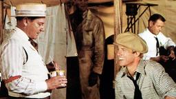 Waldo Pepper (Robert Redford, re.) heuert in der Flugshow von Dr. Dillhoeffer (Philip Bruns) an.