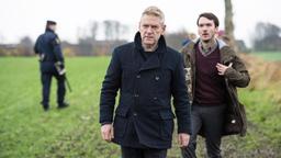 Wallander (Kenneth Branagh) hilft seinem jungen Kollegen Tobias Eliasson (Joe Claflin).