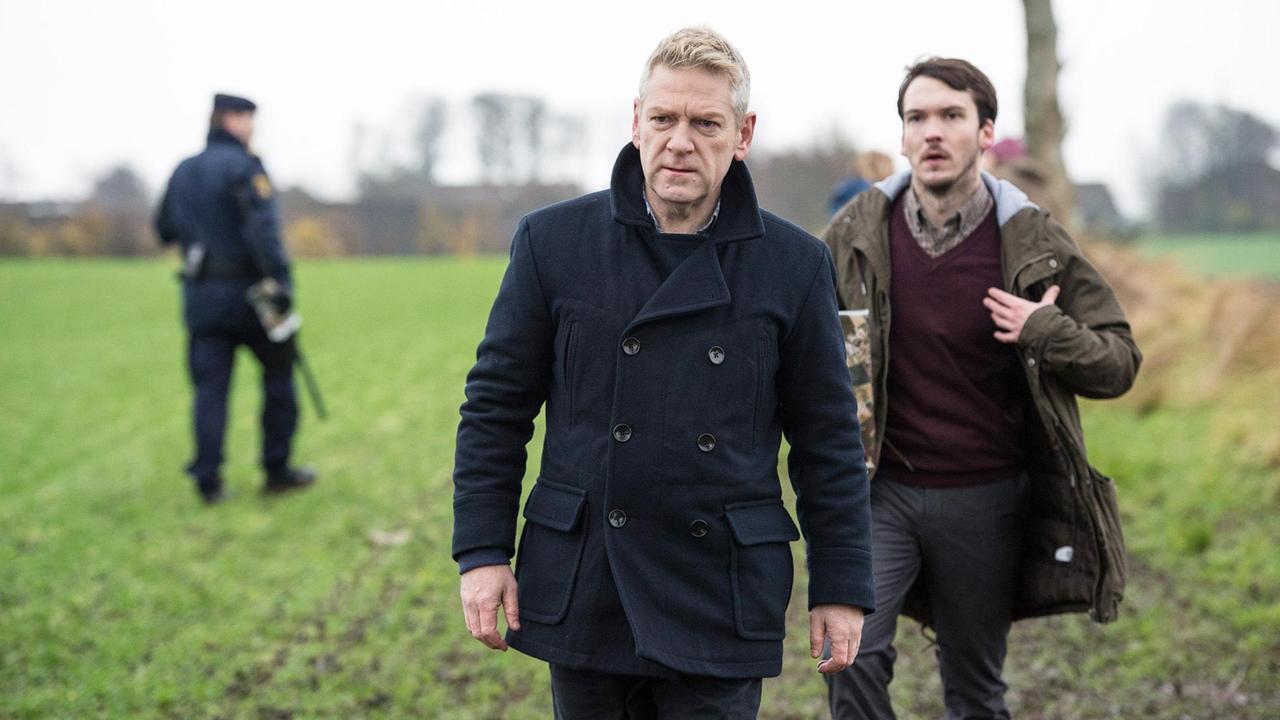 Wallander (Kenneth Branagh) hilft seinem jungen Kollegen Tobias Eliasson (Joe Claflin).