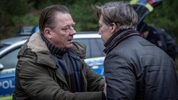 Wallat (Peter Kurth, li.) hält Hagenow (Tobias Moretti) für den Entführer von dem verschwundenen Jungen Max.