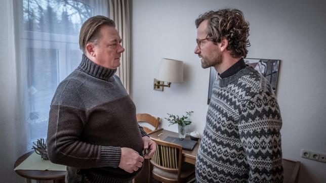 Bild: ARD Degeto/Boris Laewen Wallat (Peter Kurth, li.) hält wenig von dem idealistischen Dorfpastor Christoph Berkenbusch (Florian Stetter).