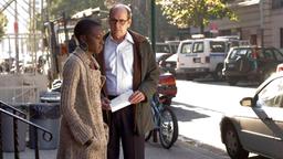 Ein Sommer in New York: Walter (Richard Jenkins) muss Zainab (Danai Gurira) mitteilen, dass ihr Freund Tarek keine große Chance hat, in den USA bleiben zu dürfen.