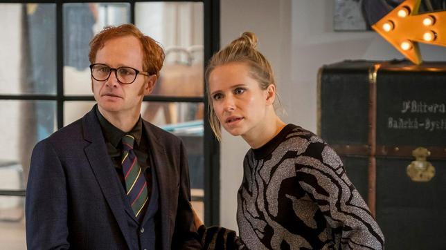 Bild: ARD Degeto/Conny Klein Was geht hier vor sich? Alexander (Sebastian Bezzel) stellt Franzi (Susanne Bormann) und ihren Assistenten (Christian Näthe, Mitte) zur Rede.