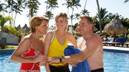 Wasserspiele: Ferry (Fritz Wepper), Daniela (Nina Bott, Mitte), und ihre Mutter Gabriele (Uschi Glas) amüsieren sich am Pool.