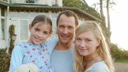 We are family: Thomas "Tommy" (Markus Knüfken), Gabriela (Johanna Christine Gehlen, re.) und die kleine Theresa (Laura Szalski).