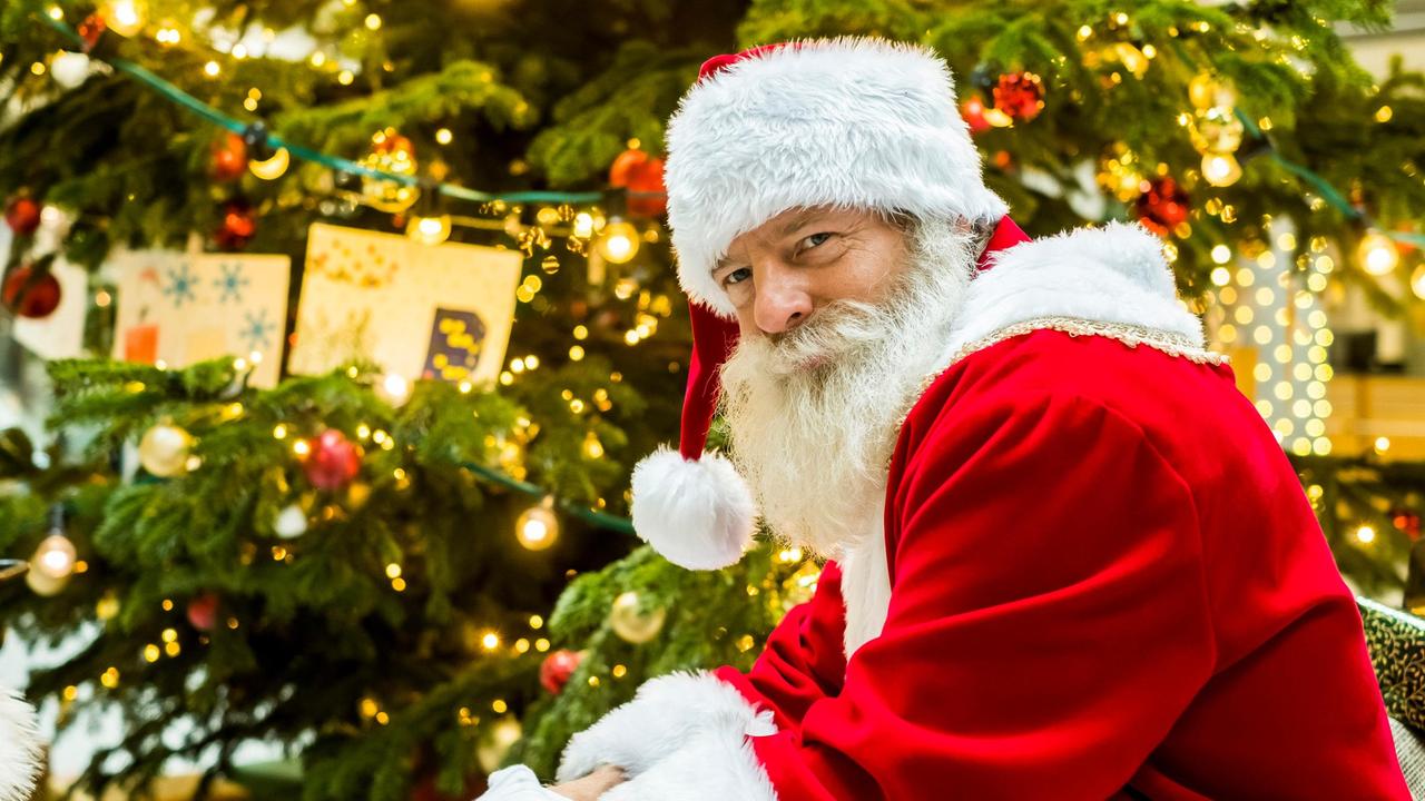 Der Job des Flughafen-Weihnachtsmanns Thorsten endet üblicherweise vor der Bescherung. Diesmal jedoch macht ihm höhere Gewalt einen Strich durch die Rechnung: Ein Schneesturm und die Sperrung der Zubringerstraße sorgen dafür, dass am Heiligabend niemand aus dem Terminal herauskommt.