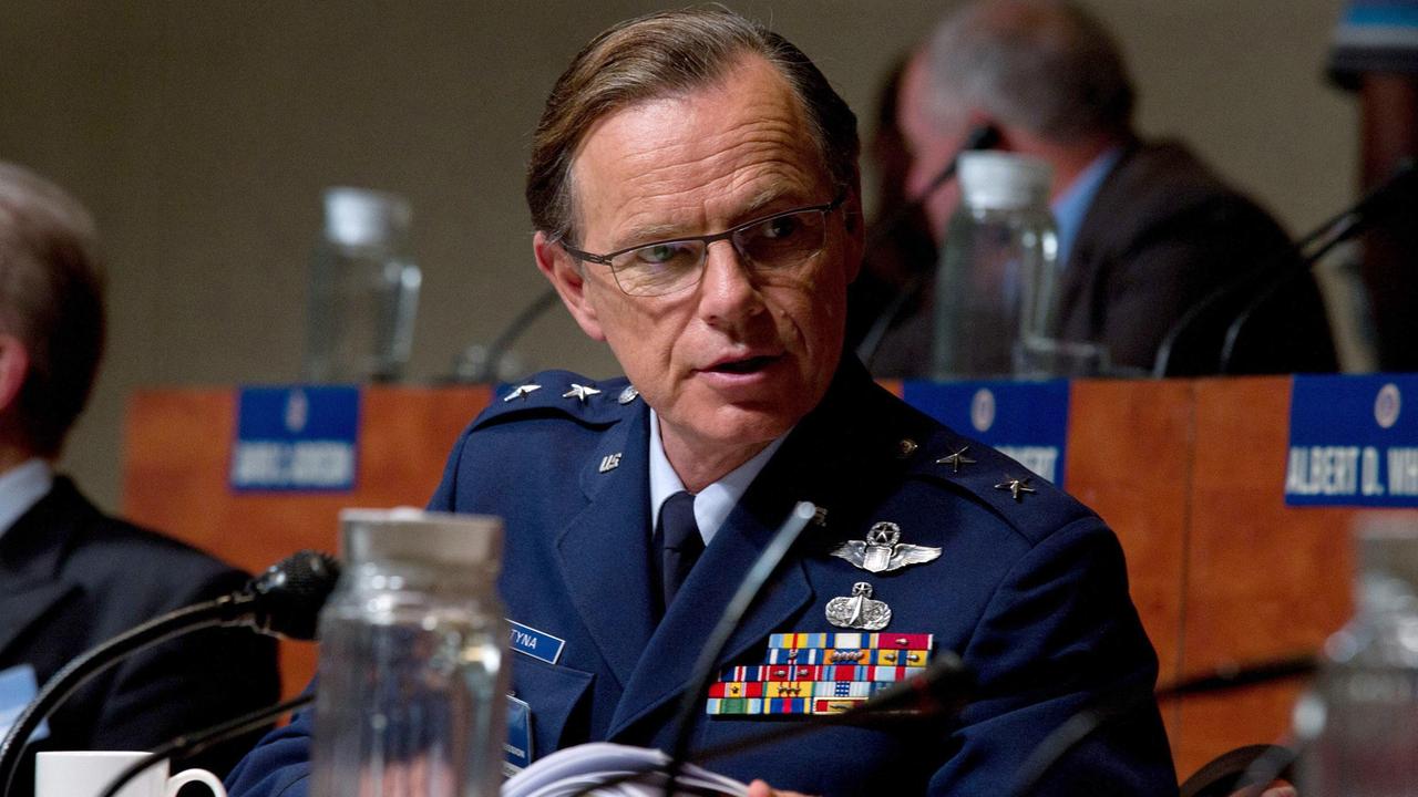CHALLENGER: Weiß der Air-Force-General Donald Kutyna (Bruce Greenwood) mehr, als er zugeben will?